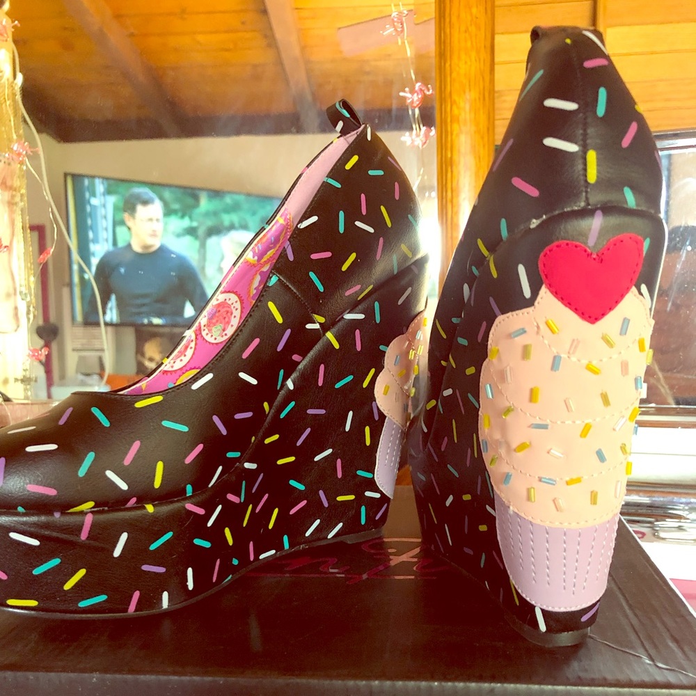 Iron fist cup cake sprinkle wedges